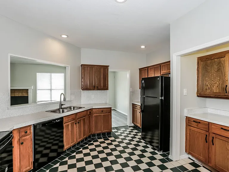 2313 Roanoke Cir — Photo 5