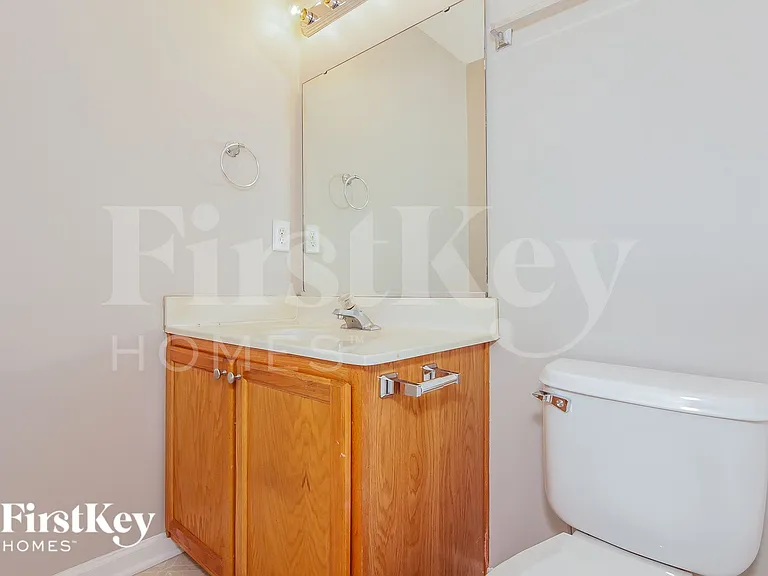 2422 Fairstone Ave — Photo 7