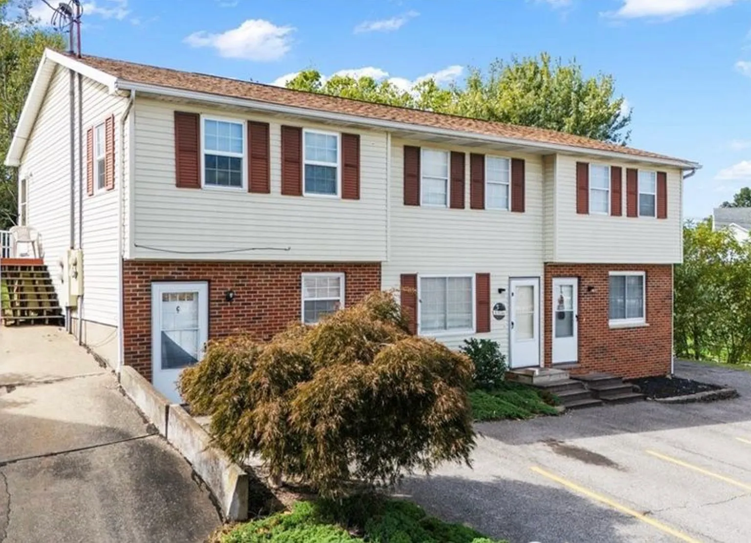 2 bed, 1.5 bath, 975 sqft, $1,100 — Photo 2