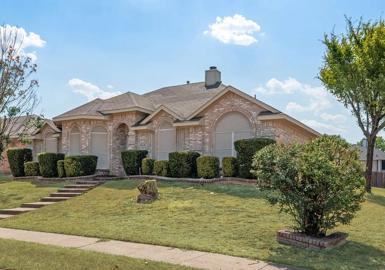 Beautiful 4-Bedroom Home with Exceptional Space — Photo 1