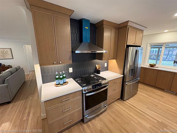 5th image of 17330 Beverly Rd