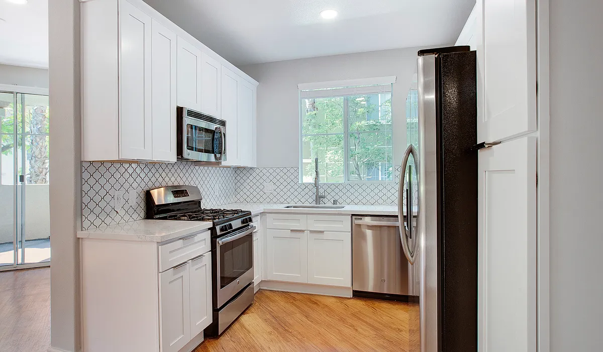 Building Photo - 5550 W 6th St #1-404