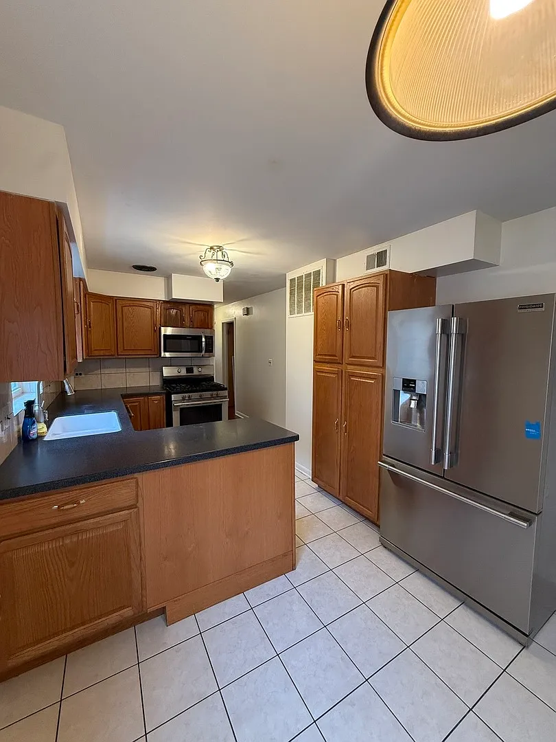 3 bed, 1.5 bath, 2000 sqft, $2,400 — Photo 4