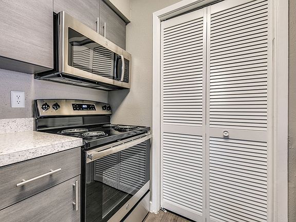 5th image of 2605 Franklin Dr #302