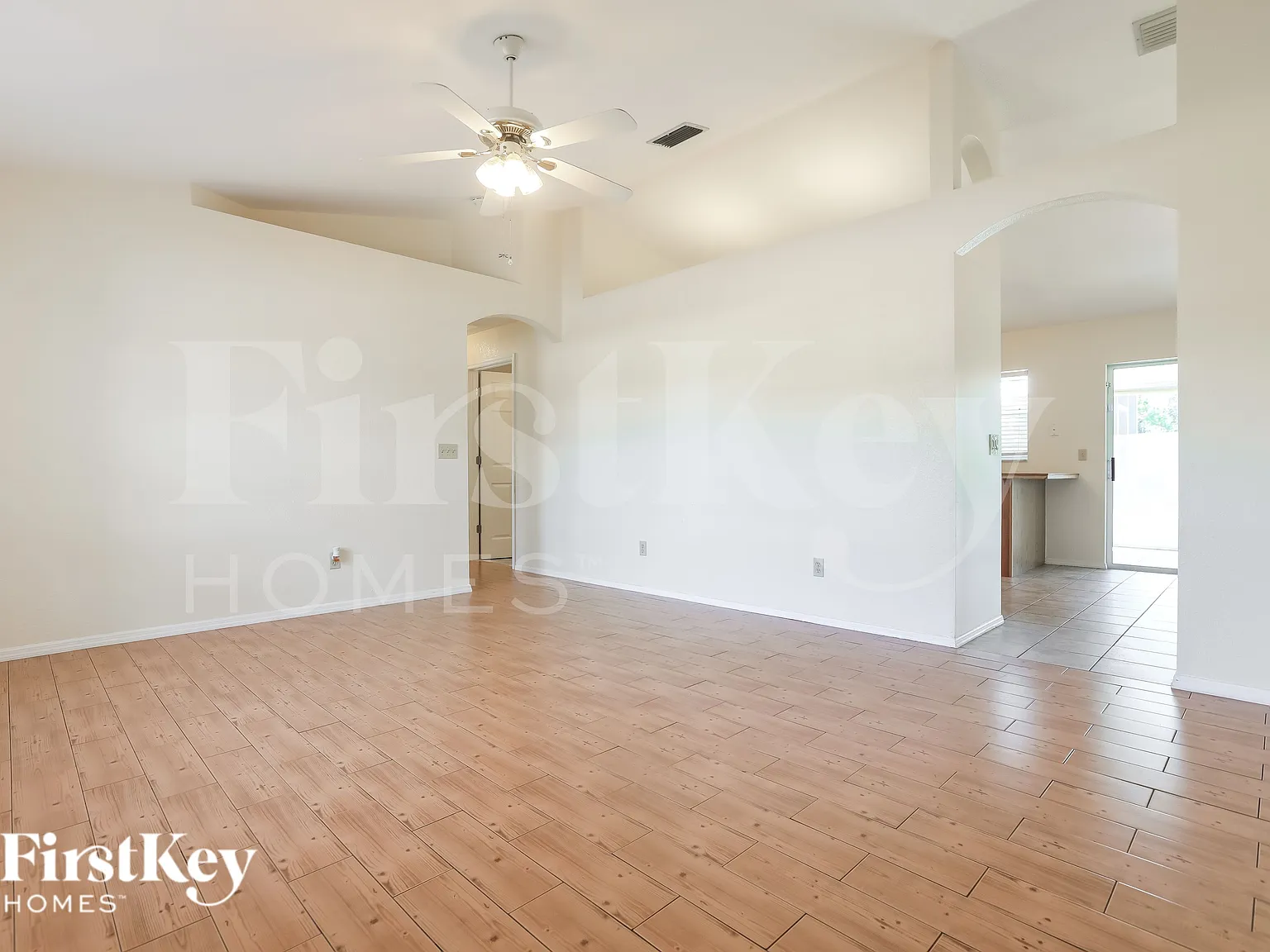 3 bed, 2.0 bath, 1414 sqft, $2,090 — Photo 2