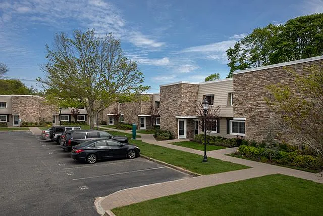 Fairfield Estates At Bohemia — Photo 22