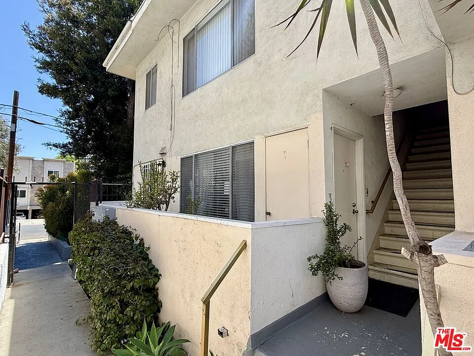 Building Photo - 1325 N Fuller Ave #1
