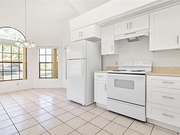 5th image of 826 Honolulu Woods Ln