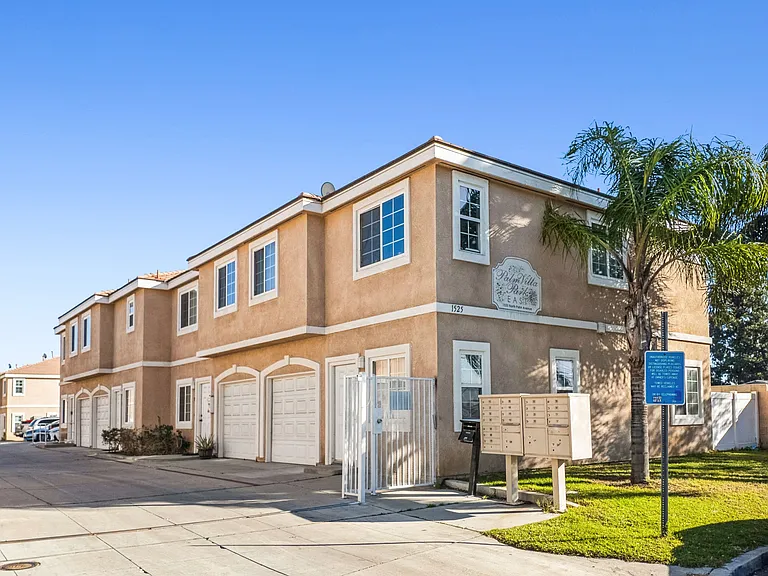 1525 N Palm Ave #16 — Photo 1