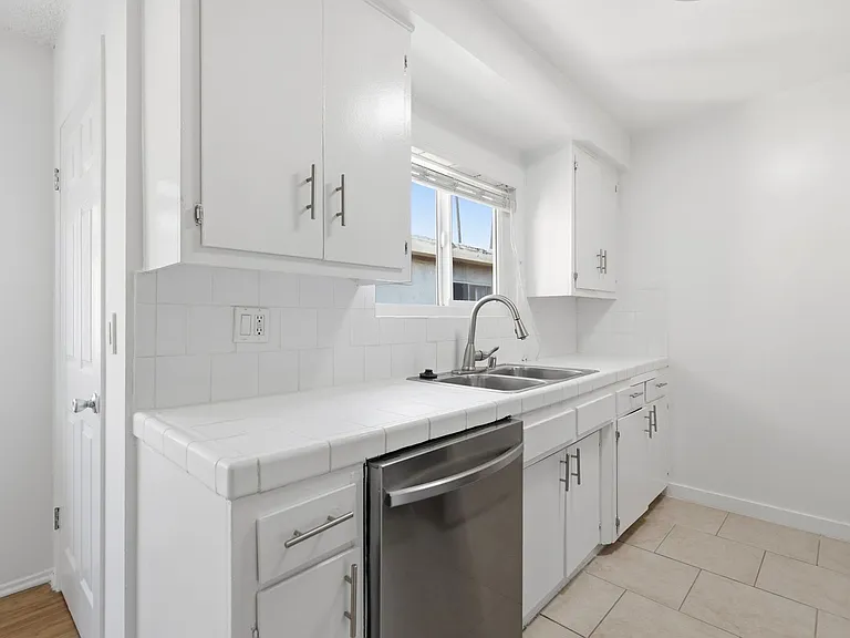 6640 Darby Ave — Photo 17