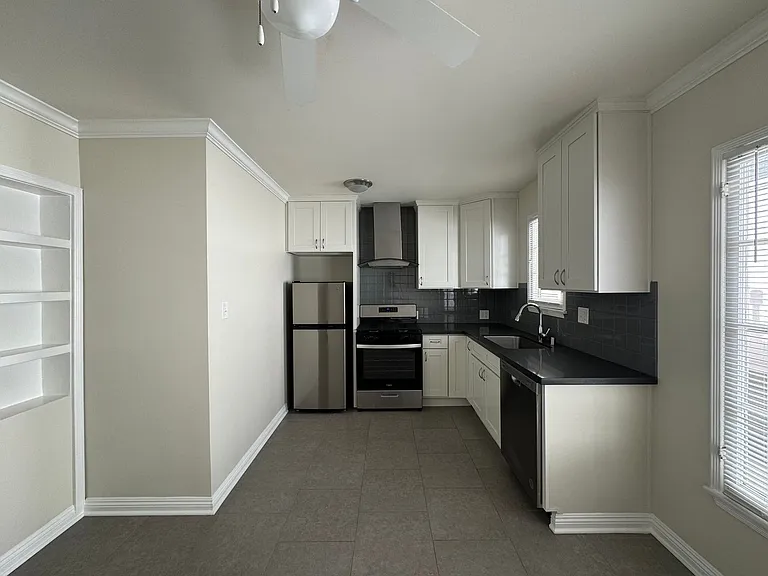352 S Reeves Dr — Photo 5