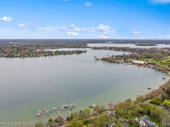 2690 Pine Lake Rd, West Bloomfield, MI 48324 | MLS #20230013978 | Zillow