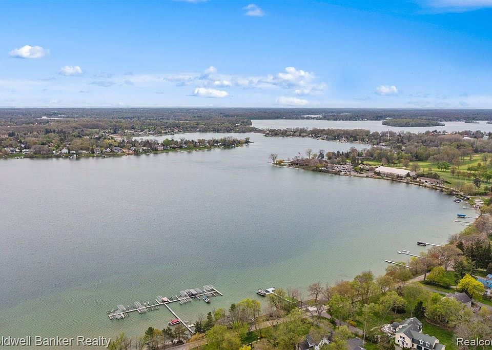 2690 Pine Lake Rd, West Bloomfield, MI 48324 MLS 20230013978 Zillow