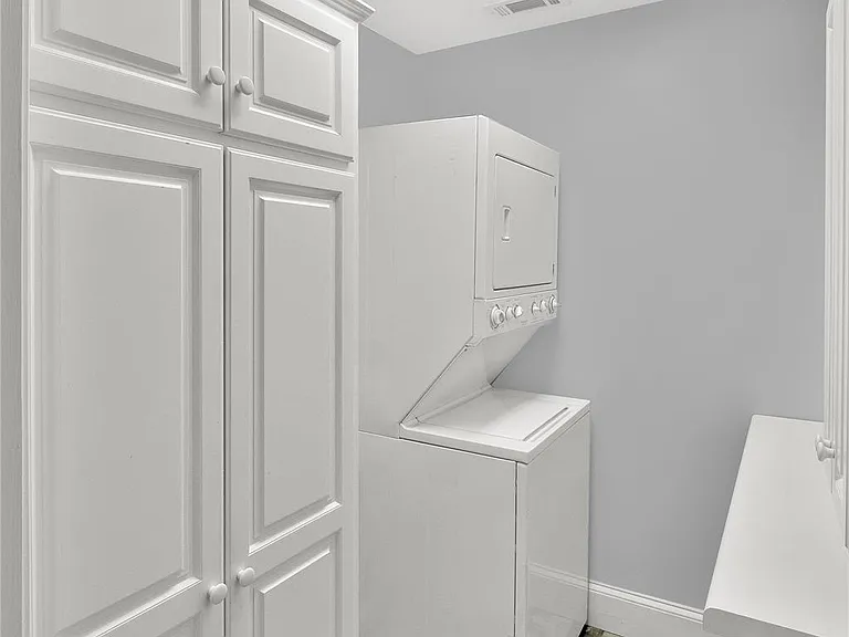 250 W Washington St #4 — Photo 11