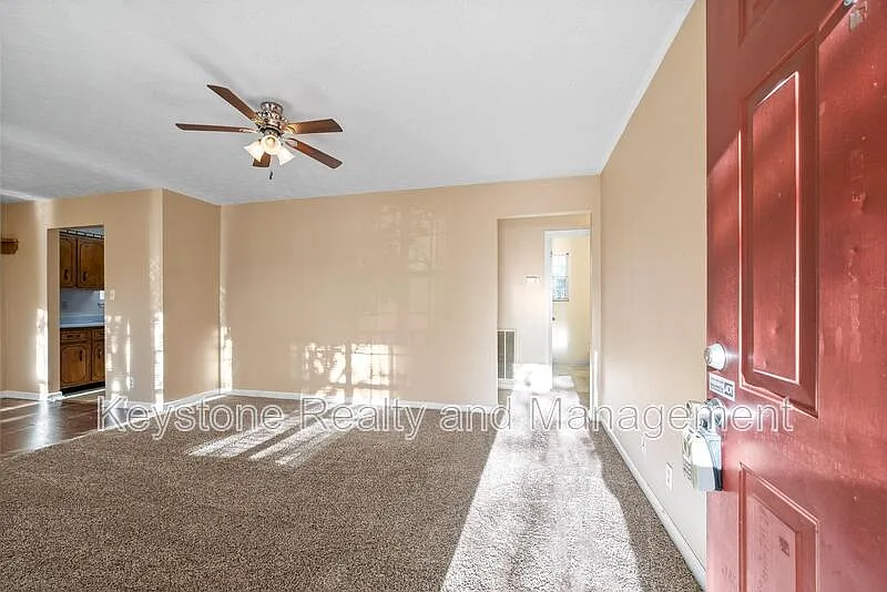 3 bed, 1.5 bath, 1080 sqft, $1,050 — Photo 2
