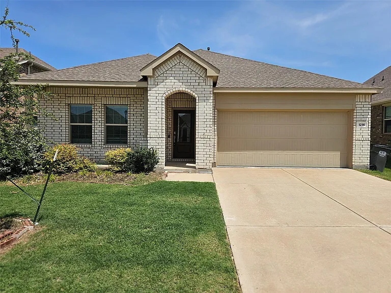 1216 Smoketree Ln — Photo 2