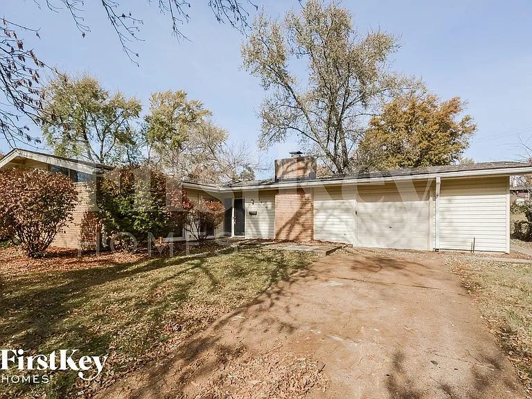 2405 Brook Dr — Photo 2