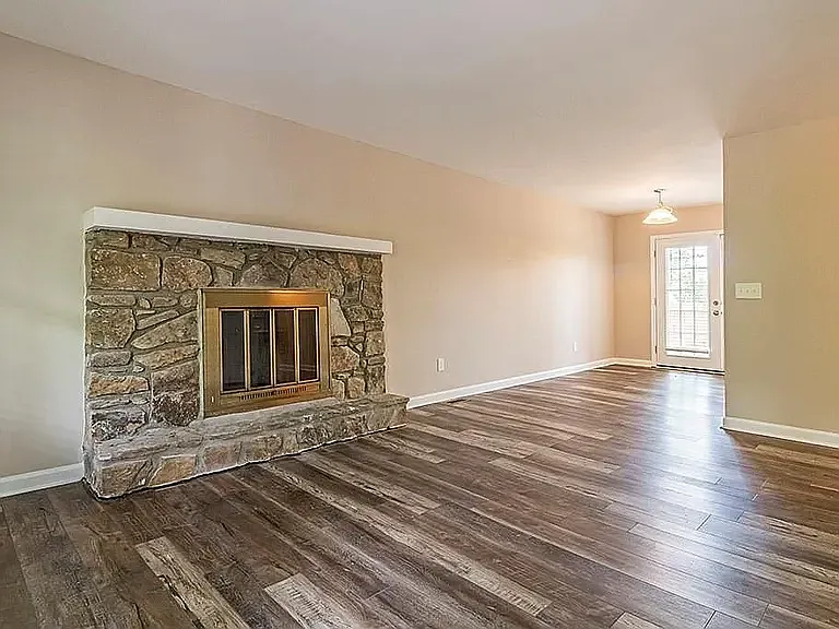 3 bed, 2000 sqft, $1,900 — Photo 4