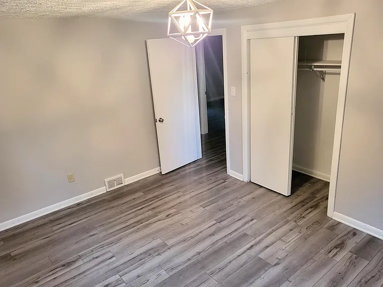 142 Moray Dr — Photo 8