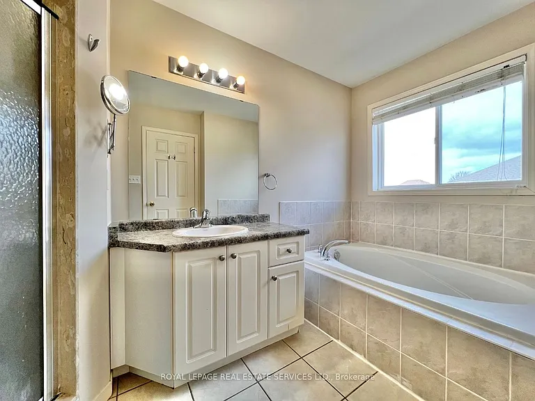2153 Redstone Cres — Photo 17