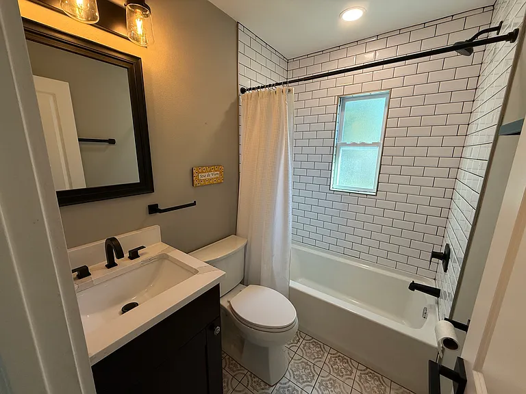 721 Bay St — Photo 11