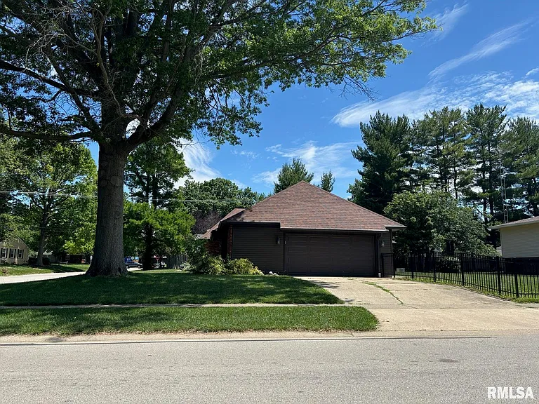 90 Pinehurst Dr — Photo 2