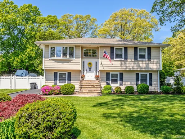 46 Hewitt Boulevard, Center Moriches, NY 11934