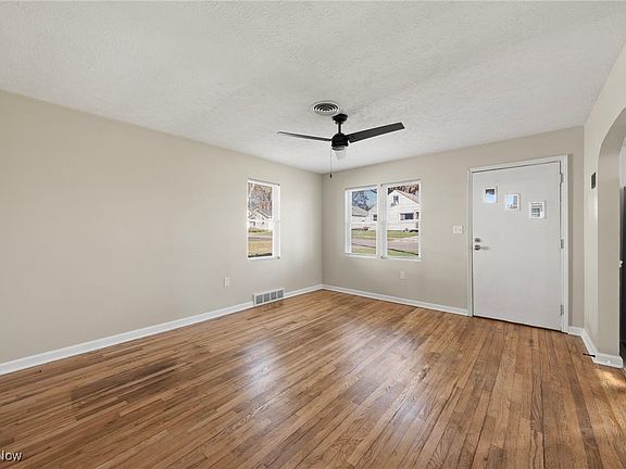 5th image of 128 Stratford Ave