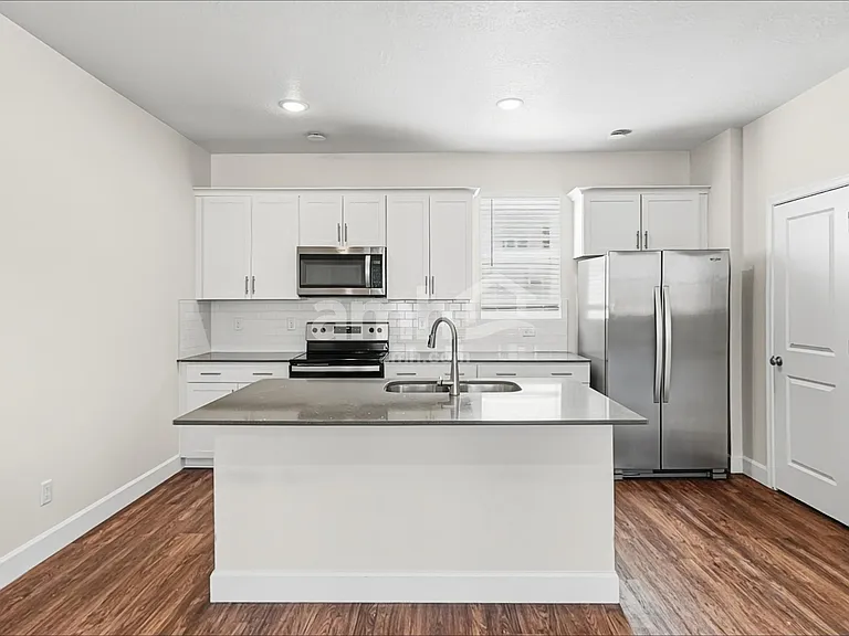 11078 S Trocadero Ave — Photo 3