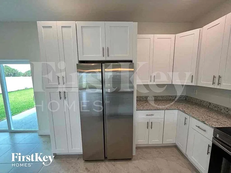 633 NW 28th St — Photo 6