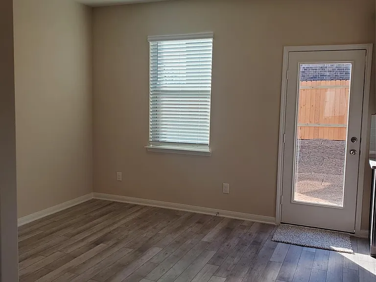 1911 Lilac Dr — Photo 9