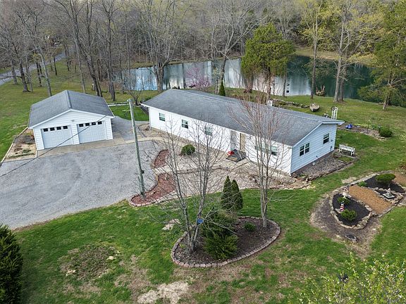 4th image of 305 Campers Ln