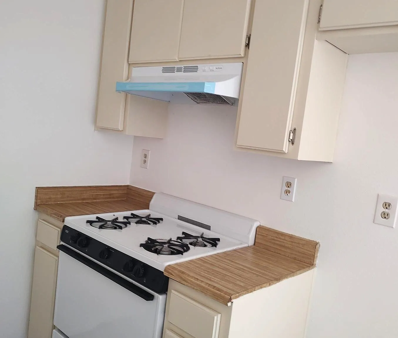 Broadway Apartments — Photo 1