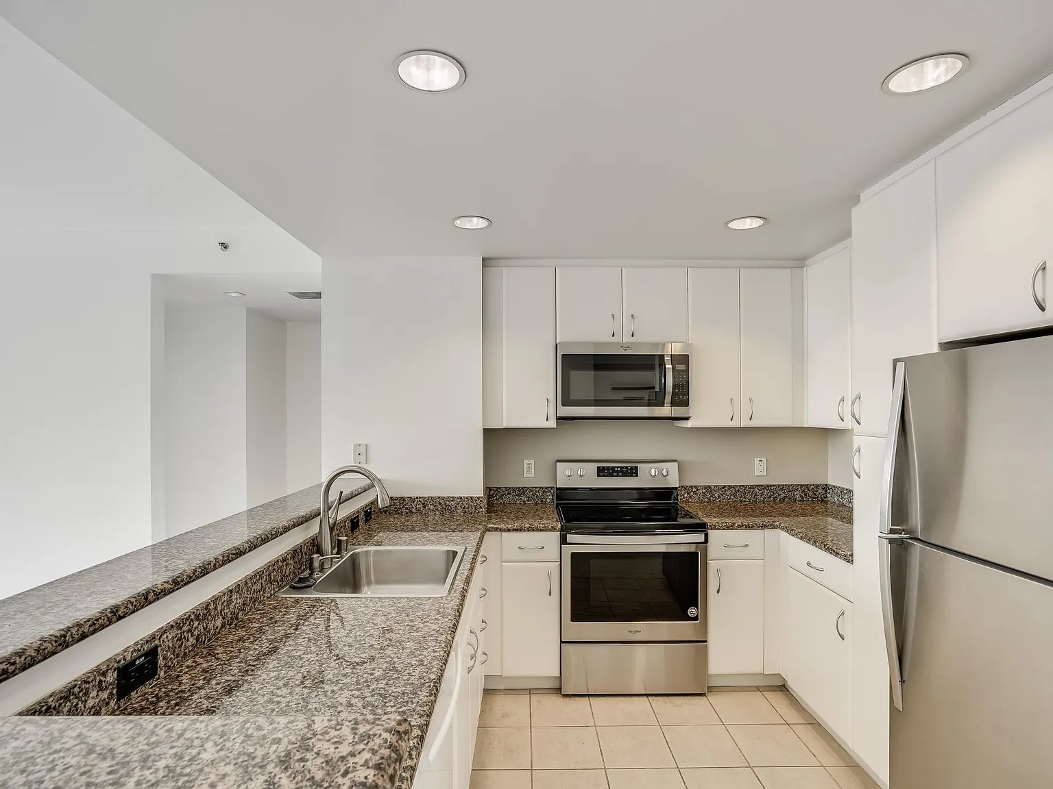 1 bed, 888 sqft, $5,200 — Photo 3