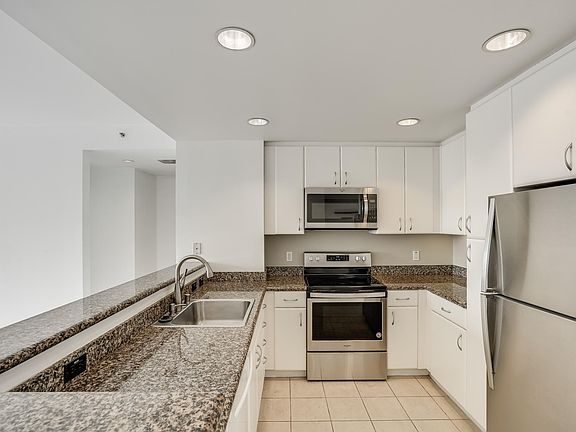 3rd image of 250 King St Unit 912