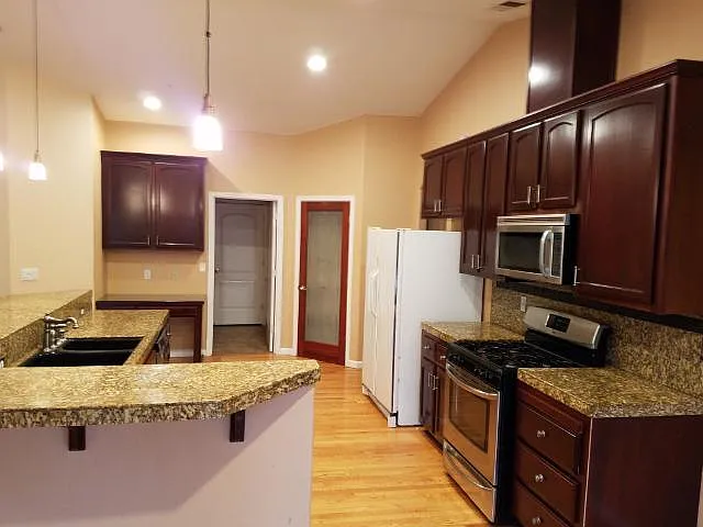 3 bed, 2000 sqft, $3,300 — Photo 2
