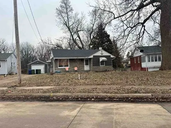1321 Harrison Dr, Clinton, IA 52732