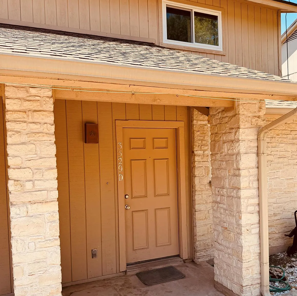 2 bed, 1.5 bath, 1000 sqft, $1,700 — Photo 1