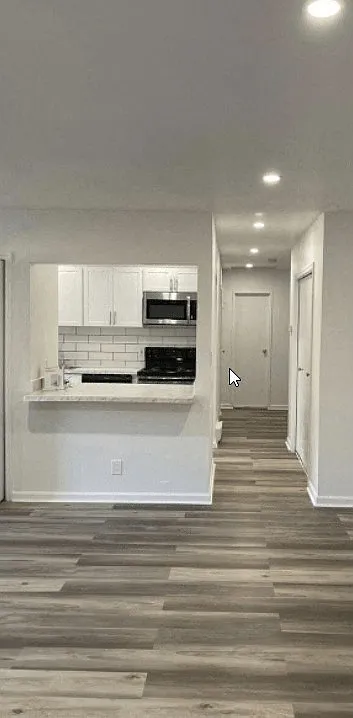 Dutch Village Apartments — Photo 2