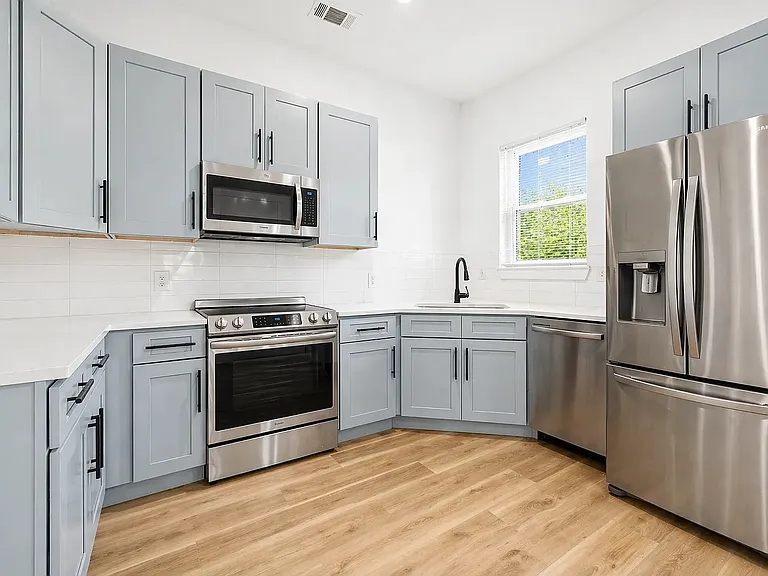 1595 Court Ave — Photo 4