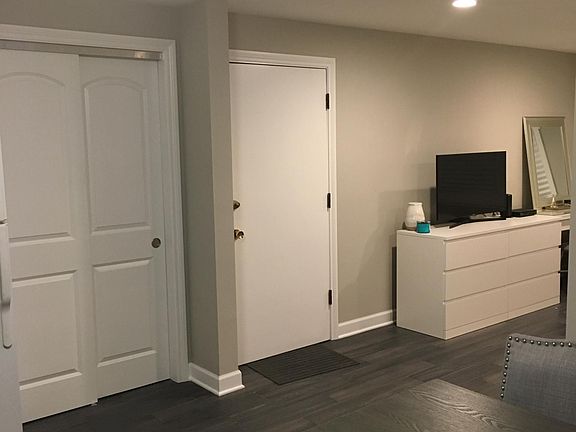 4th image of 6605 N Northwest Hwy APT Gw