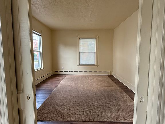 Charming One-Bedroom Apartment for Rent
Step into this inviting one-bedroom unit featuring beautiful Pergo floors throughout, adding both style and durability. Enjoy the convenience of space-saving pocket doors, creating an open and airy feel!