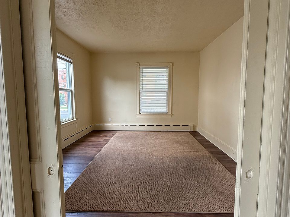 Charming One-Bedroom Apartment for Rent
Step into this inviting one-bedroom unit featuring beautiful Pergo floors throughout, adding both style and durability. Enjoy the convenience of space-saving pocket doors, creating an open and airy feel!
