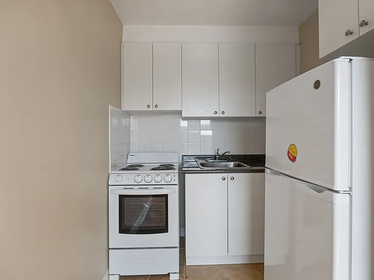 2890 Saint Clair Ave E — Photo 11