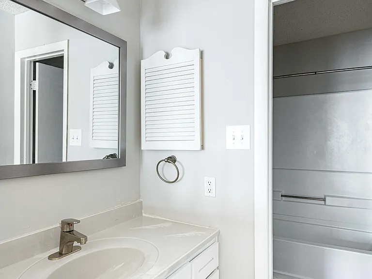 Lakehurst Apartments — Photo 13