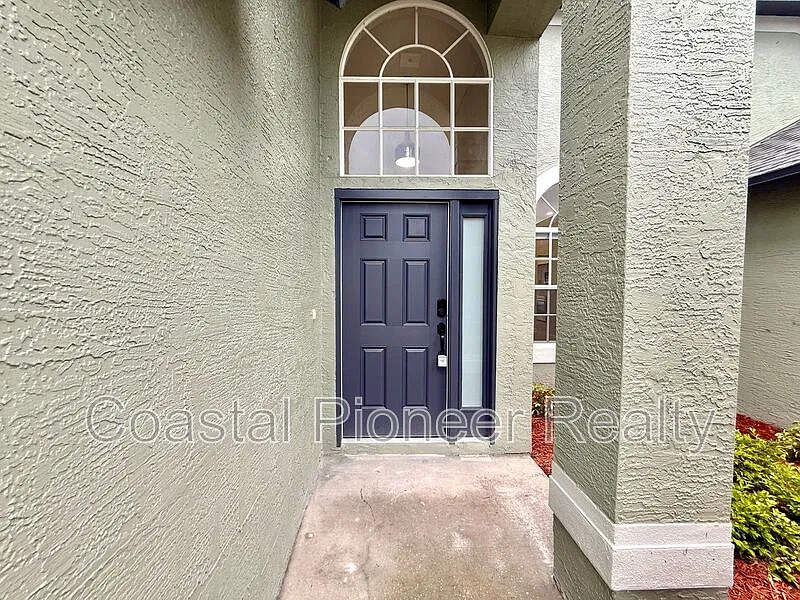 4 bed, 2.0 bath, 2025 sqft, $3,500 — Photo 4