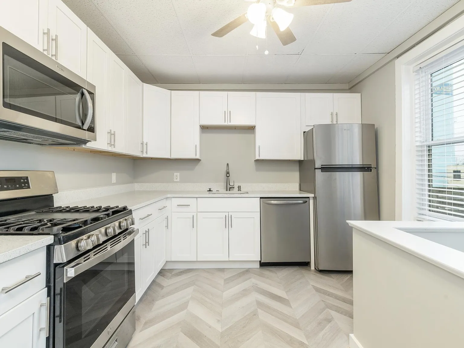 2 bed, 1000 sqft, $2,400 — Photo 3