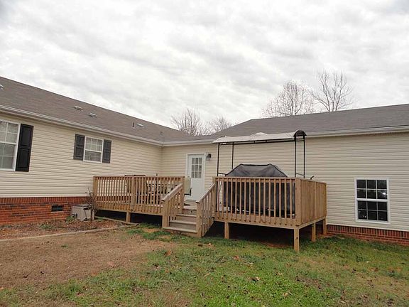 Wood deck perfect for entert