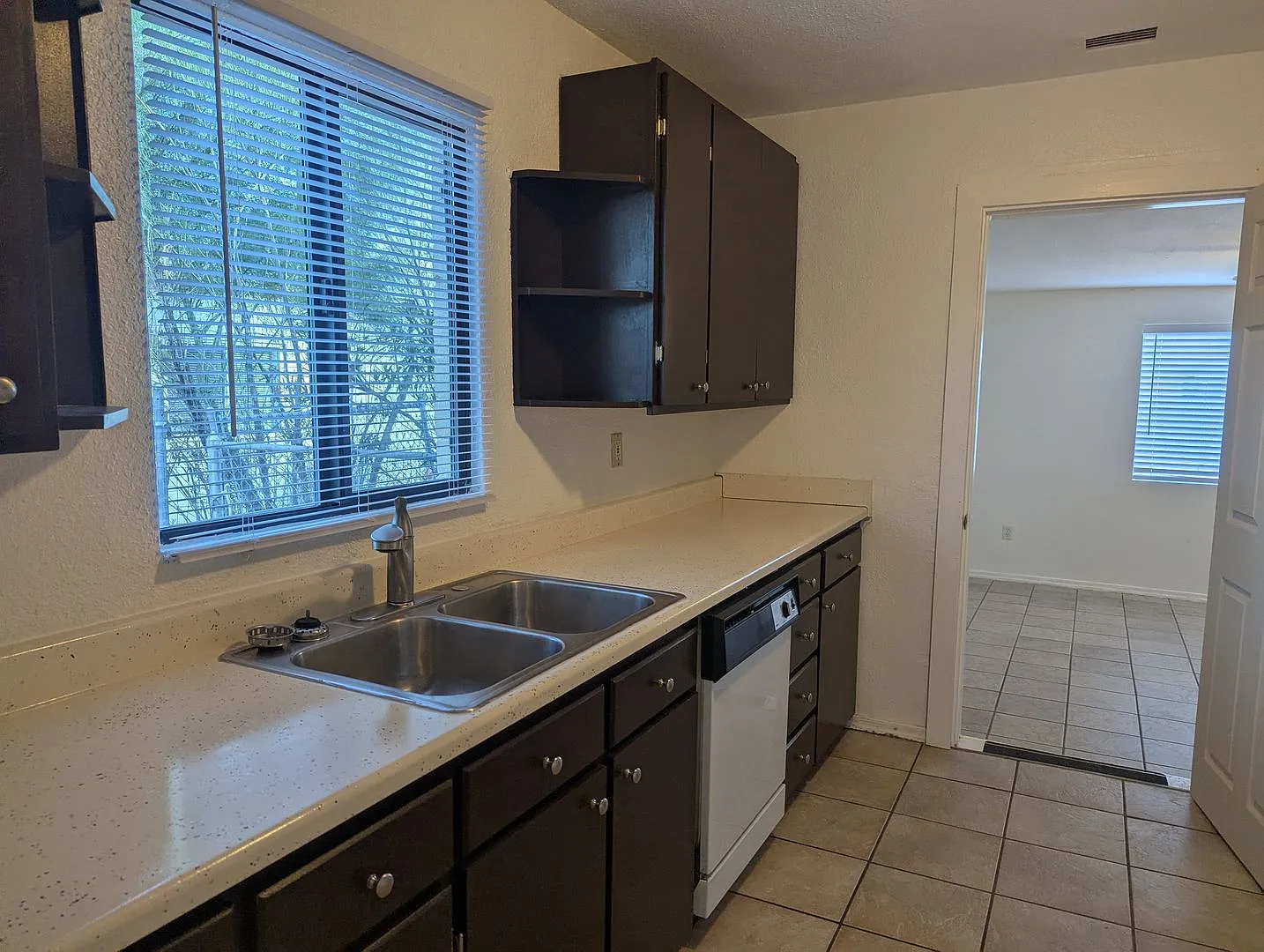 Cute 2 bedroom townhouse — Photo 2