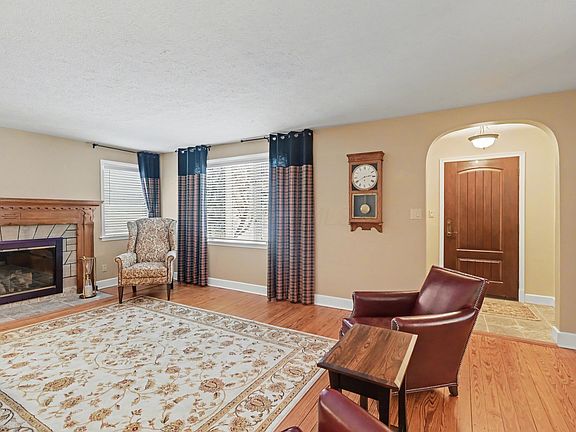 3rd image of 35 E Gaylord Ave